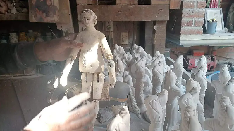 Figuras de distintos materiales llegan a las manos de Don Rodolfo para repararlas. 